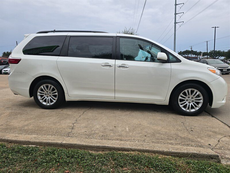 2016 Toyota Sienna XLE 8-Passenger - Photo 10 - Garland, TX 75042