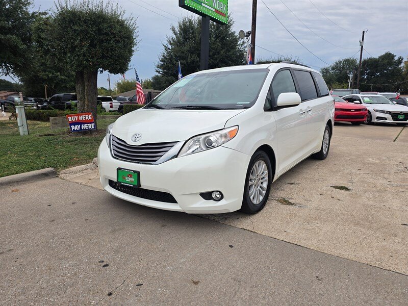 2016 Toyota Sienna XLE 8-Passenger - Photo 2 - Garland, TX 75042