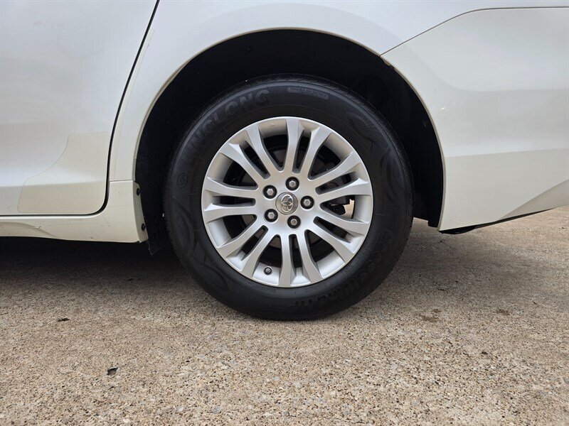 2016 Toyota Sienna XLE 8-Passenger - Photo 4 - Garland, TX 75042