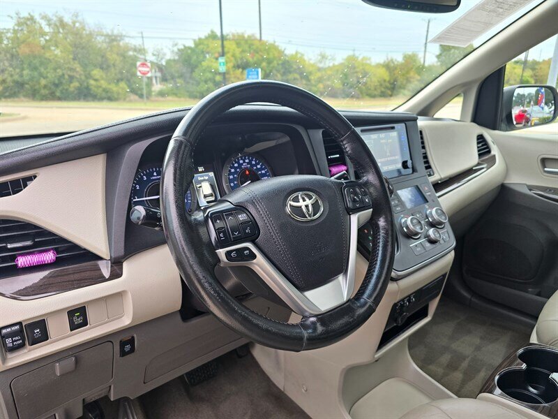 2016 Toyota Sienna XLE 8-Passenger - Photo 15 - Garland, TX 75042