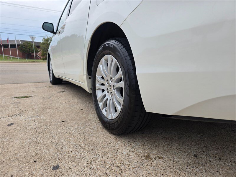 2016 Toyota Sienna XLE 8-Passenger - Photo 5 - Garland, TX 75042
