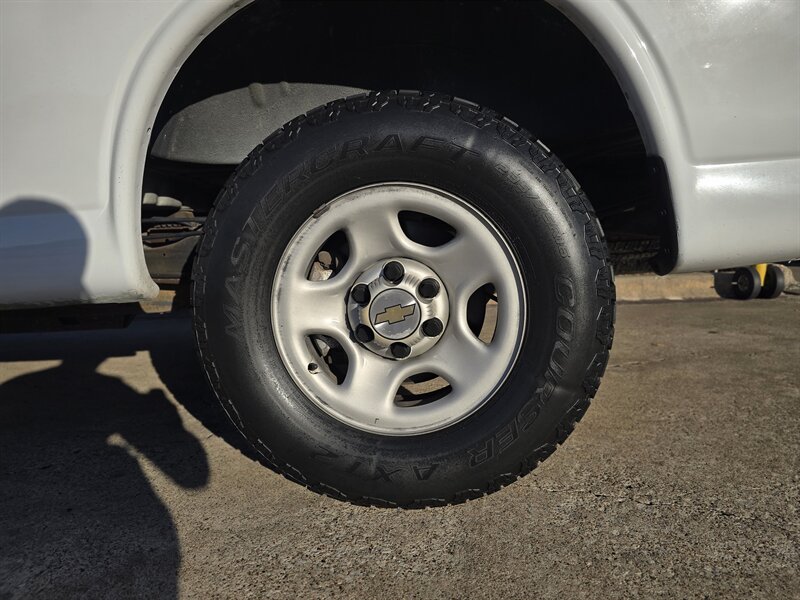 2005 Chevrolet Express 1500 - Photo 4 - Garland, TX 75042