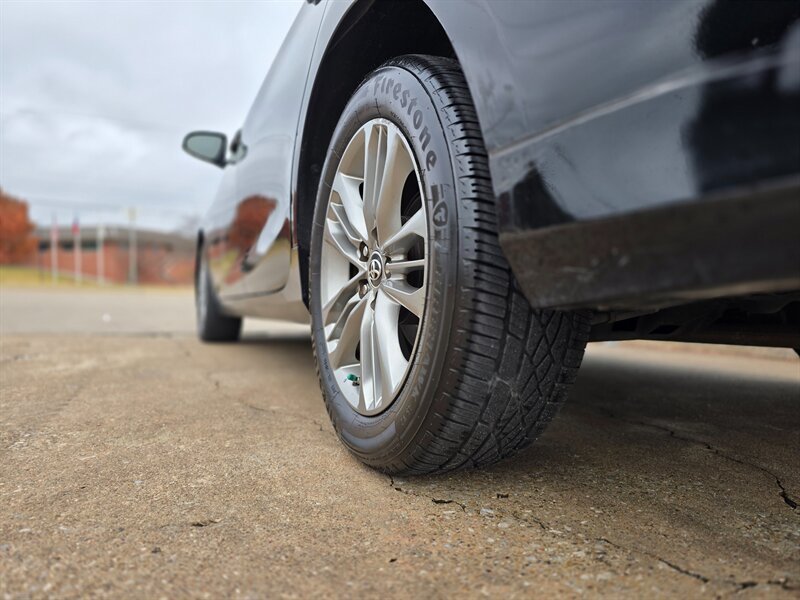 2017 Toyota Camry SE - Photo 5 - Garland, TX 75042