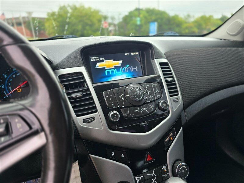 2013 Chevrolet Cruze 2LT Auto - Photo 17 - Garland, TX 75042