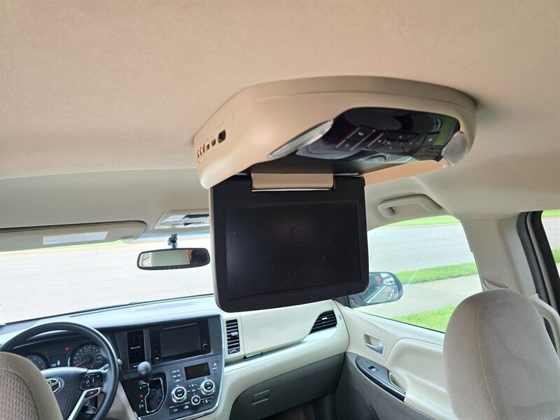 2016 Toyota Sienna LE Mobility 7-Passenger - Photo 17 - Garland, TX 75042