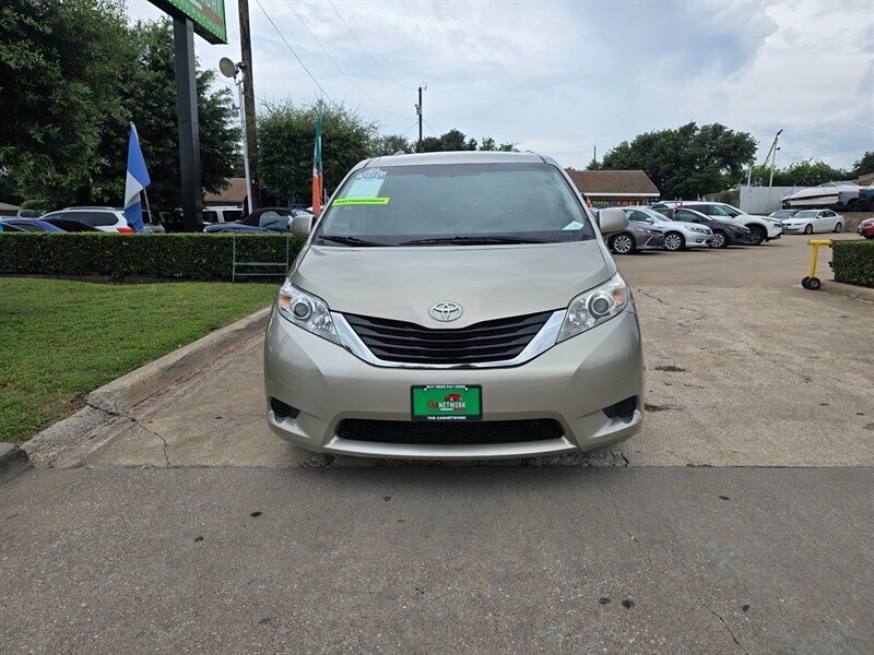 2016 Toyota Sienna LE Mobility 7-Passenger - Photo 12 - Garland, TX 75042