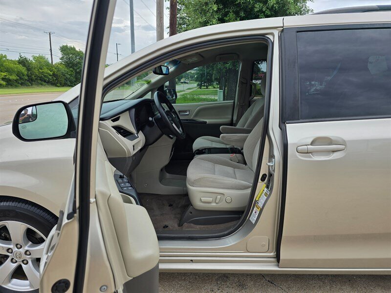 2016 Toyota Sienna LE Mobility 7-Passenger - Photo 14 - Garland, TX 75042