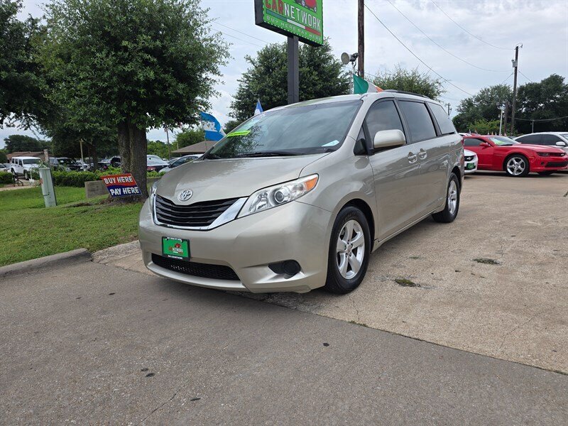 2016 Toyota Sienna LE Mobility 7-Passenger - Photo 2 - Garland, TX 75042