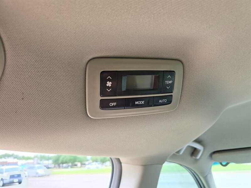 2016 Toyota Sienna LE Mobility 7-Passenger - Photo 18 - Garland, TX 75042