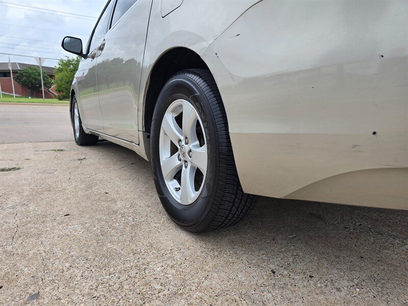 2016 Toyota Sienna LE Mobility 7-Passenger - Photo 5 - Garland, TX 75042