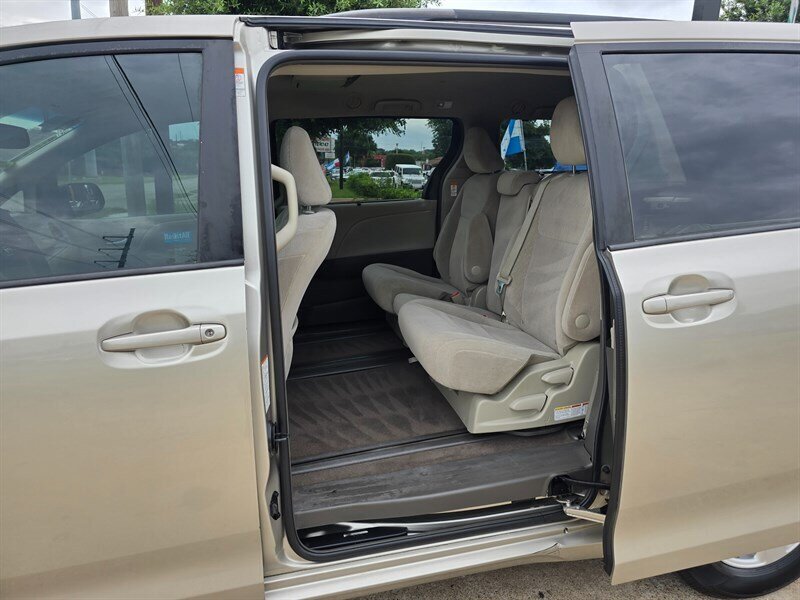 2016 Toyota Sienna LE Mobility 7-Passenger - Photo 15 - Garland, TX 75042