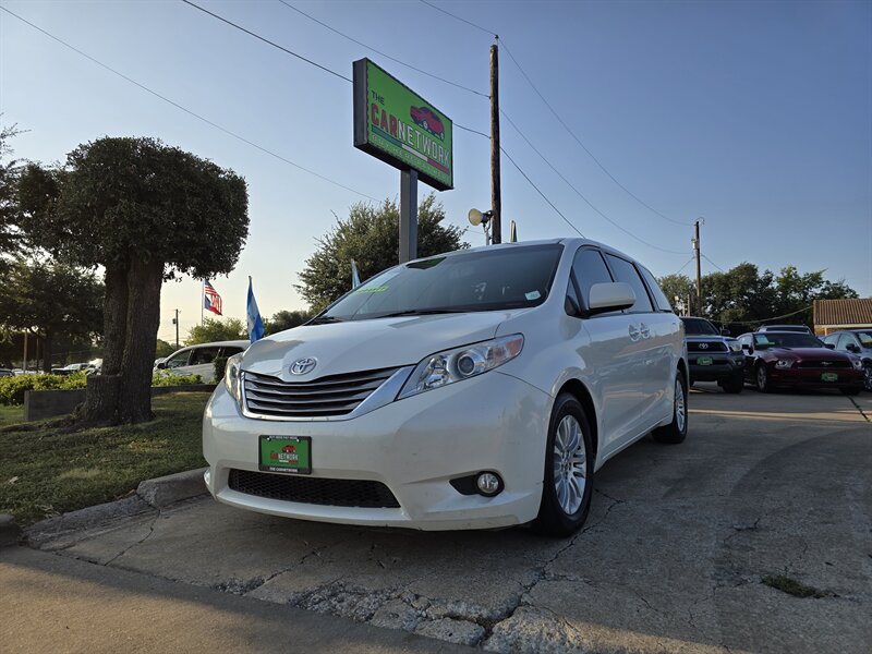 2016 Toyota Sienna XLE 8-Passenger - Photo 1 - Garland, TX 75042