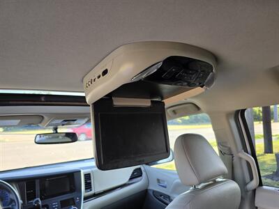 2016 Toyota Sienna XLE 8-Passenger   - Photo 20 - Garland, TX 75042