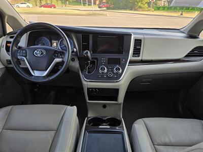 2016 Toyota Sienna XLE 8-Passenger   - Photo 22 - Garland, TX 75042