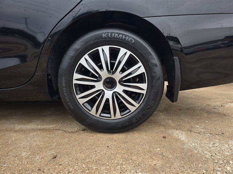 2017 Toyota Camry LE - Photo 4 - Garland, TX 75042