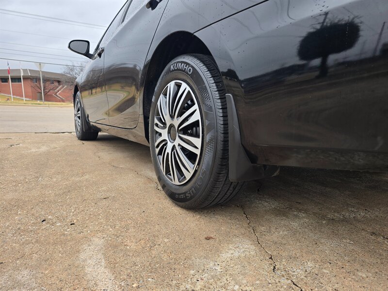 2017 Toyota Camry LE - Photo 5 - Garland, TX 75042