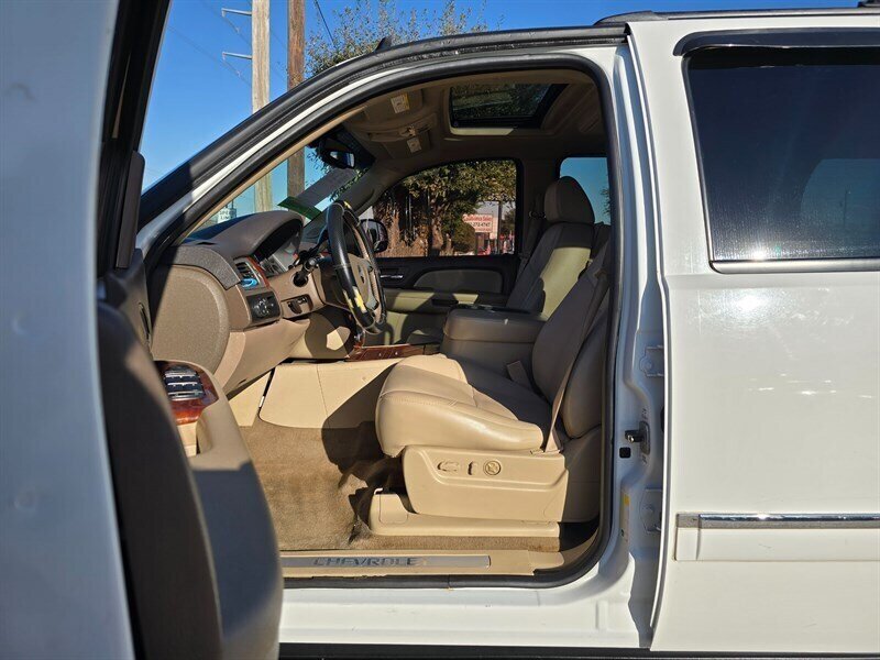 2009 Chevrolet Suburban LTZ 1500 - Photo 18 - Garland, TX 75042