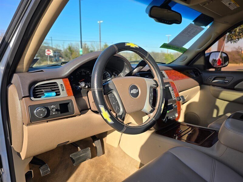 2009 Chevrolet Suburban LTZ 1500 - Photo 17 - Garland, TX 75042