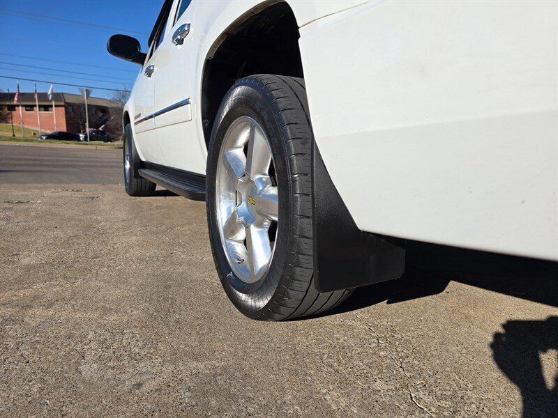 2009 Chevrolet Suburban LTZ 1500 - Photo 7 - Garland, TX 75042