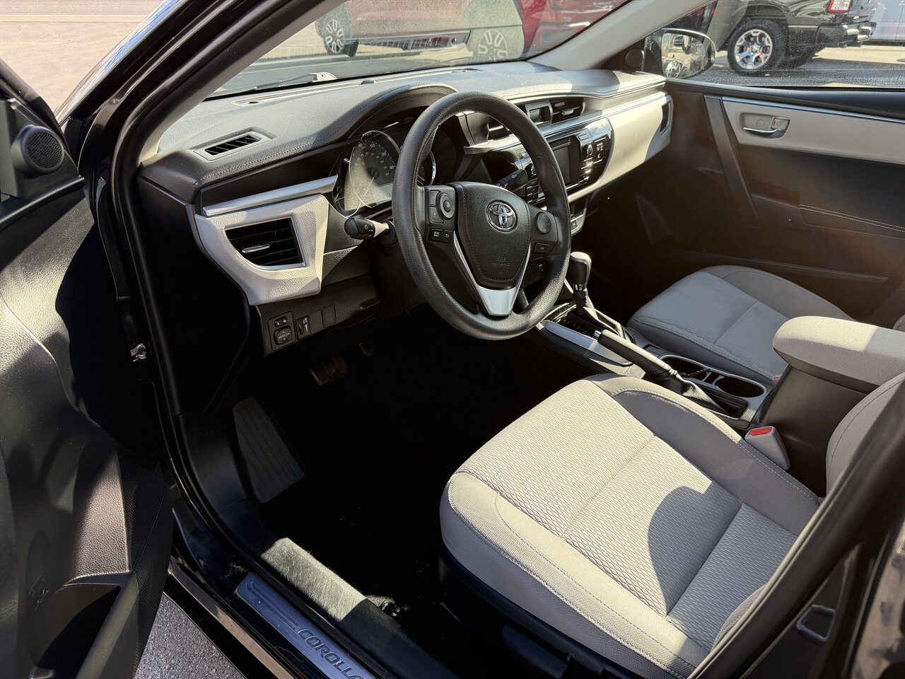 2016 Toyota Corolla LE photo 3