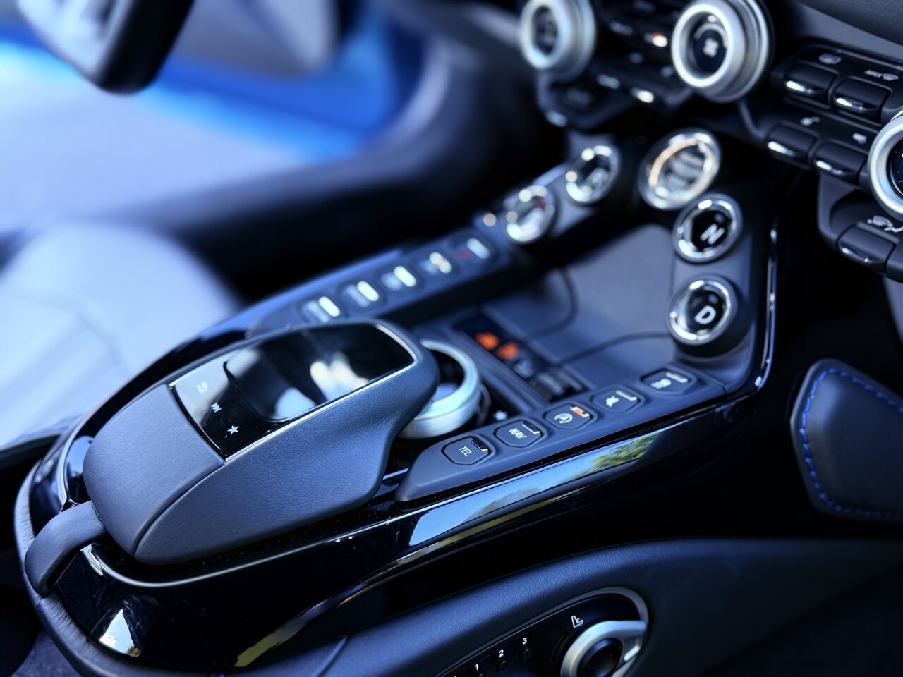 2020 Aston Martin Vantage   - Photo 16 - West Palm Beach, FL 33409