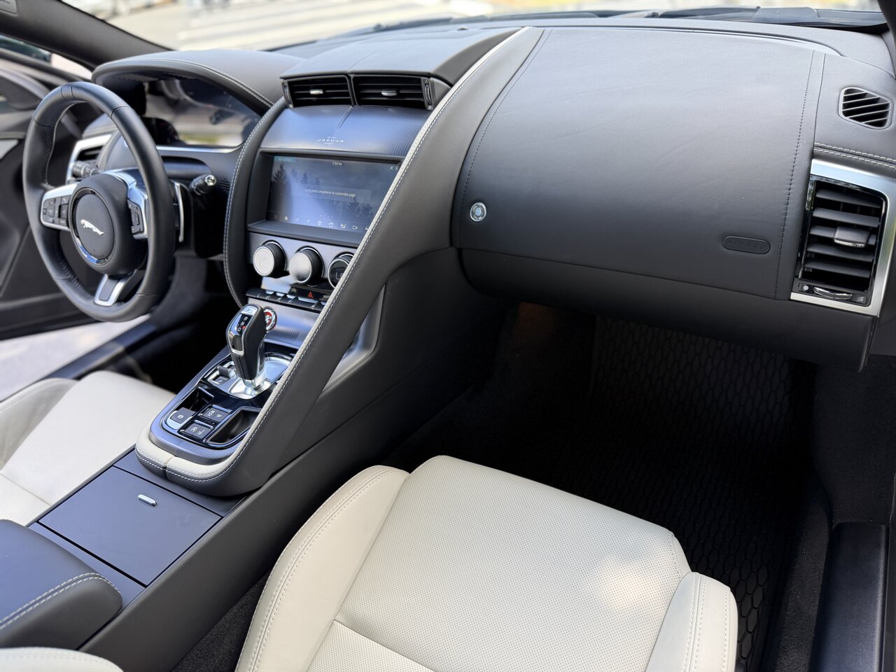 2023 Jaguar F-TYPE P450 R-Dynamic   - Photo 9 - West Palm Beach, FL 33409