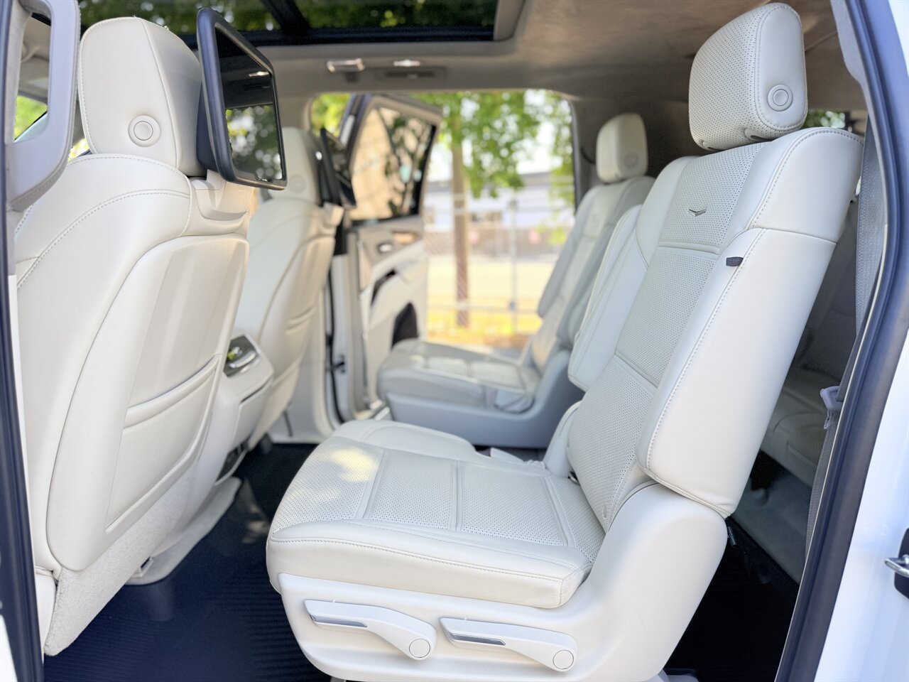 2021 Cadillac Escalade ESV Premium Luxury Platinum - Photo 22 - West Palm Beach, FL 33409