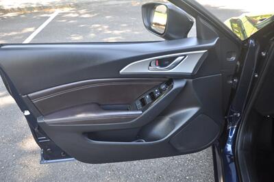 2018 Mazda MAZDA3 Touring   - Photo 13 - Hillsboro, OR 97124
