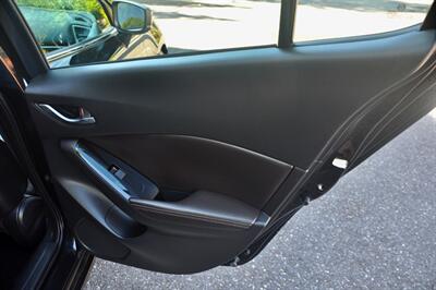 2018 Mazda MAZDA3 Touring   - Photo 19 - Hillsboro, OR 97124