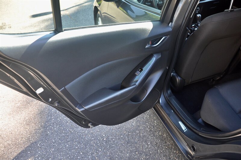 2018 Mazda MAZDA3 Sport - Photo 16 - Hillsboro, OR 97124