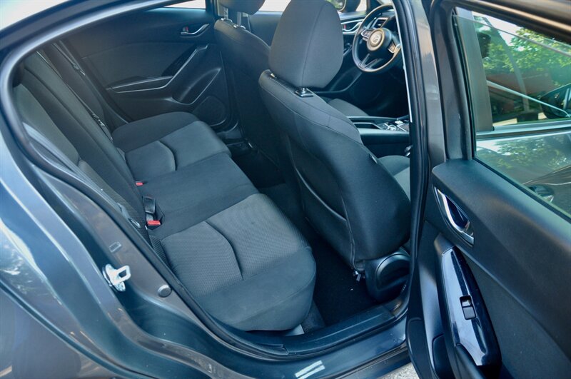 2018 Mazda MAZDA3 Sport - Photo 18 - Hillsboro, OR 97124