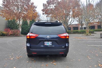 2018 Toyota Sienna XLE Premium 8-Passenger   - Photo 7 - Hillsboro, OR 97124