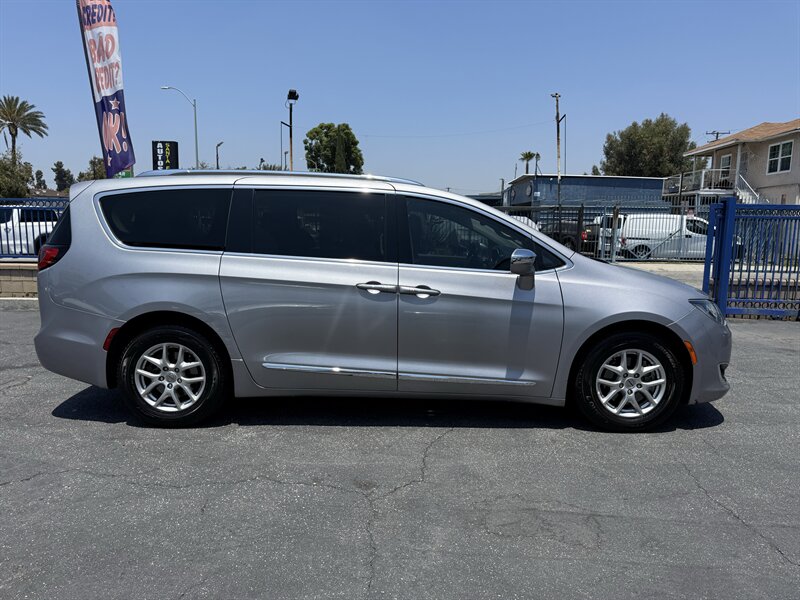 2018 Chrysler Pacifica Limited - Photo 11 - Lynwood, CA 90262