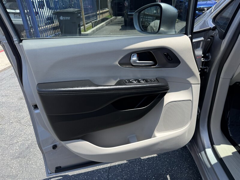 2018 Chrysler Pacifica Limited - Photo 12 - Lynwood, CA 90262