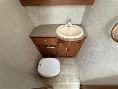 2004 Bigfoot M27 D-Slide   - Photo 16 - Oregon City, OR 97045