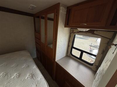2004 Bigfoot M27 D-Slide   - Photo 13 - Oregon City, OR 97045