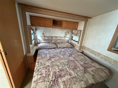 2003 Winnebago Adventurer 33V   - Photo 10 - Oregon City, OR 97045