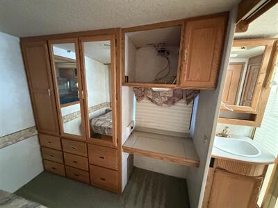 2003 Winnebago Adventurer 33V   - Photo 11 - Oregon City, OR 97045