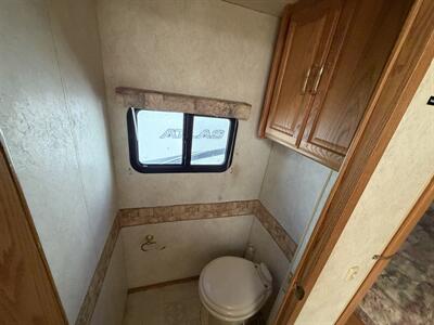 2003 Winnebago Adventurer 33V   - Photo 13 - Oregon City, OR 97045