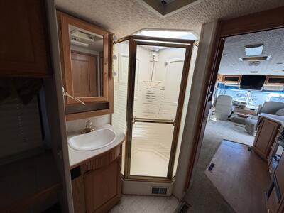 2003 Winnebago Adventurer 33V   - Photo 12 - Oregon City, OR 97045