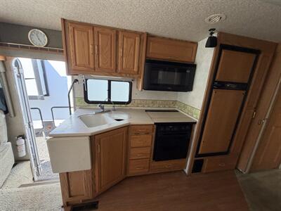 2003 Winnebago Adventurer 33V   - Photo 9 - Oregon City, OR 97045