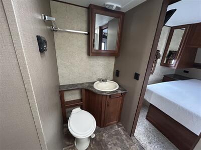 2014 Keystone Cougar 27RLSWE   - Photo 12 - Oregon City, OR 97045