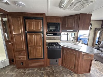 2014 Keystone Cougar 27RLSWE   - Photo 9 - Oregon City, OR 97045