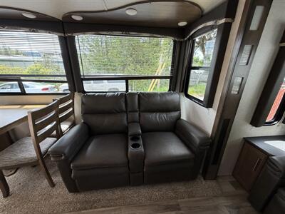 2019 Keystone Cougar 315RLS - Photo 9 - Oregon City, OR 97045