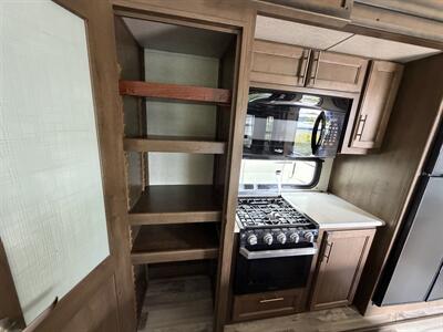 2019 Keystone Cougar 315RLS - Photo 12 - Oregon City, OR 97045