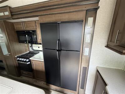 2019 Keystone Cougar 315RLS - Photo 13 - Oregon City, OR 97045