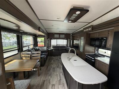 2019 Keystone Cougar 315RLS - Photo 5 - Oregon City, OR 97045