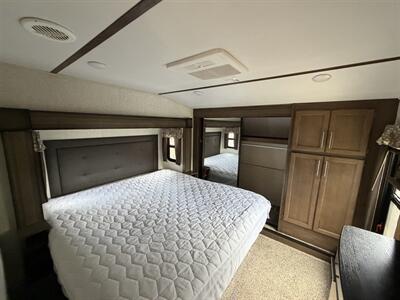 2019 Keystone Cougar 315RLS - Photo 15 - Oregon City, OR 97045