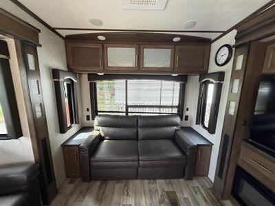 2019 Keystone Cougar 315RLS - Photo 7 - Oregon City, OR 97045