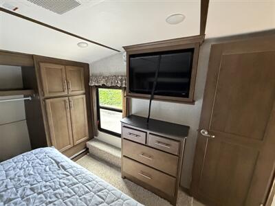 2019 Keystone Cougar 315RLS - Photo 16 - Oregon City, OR 97045